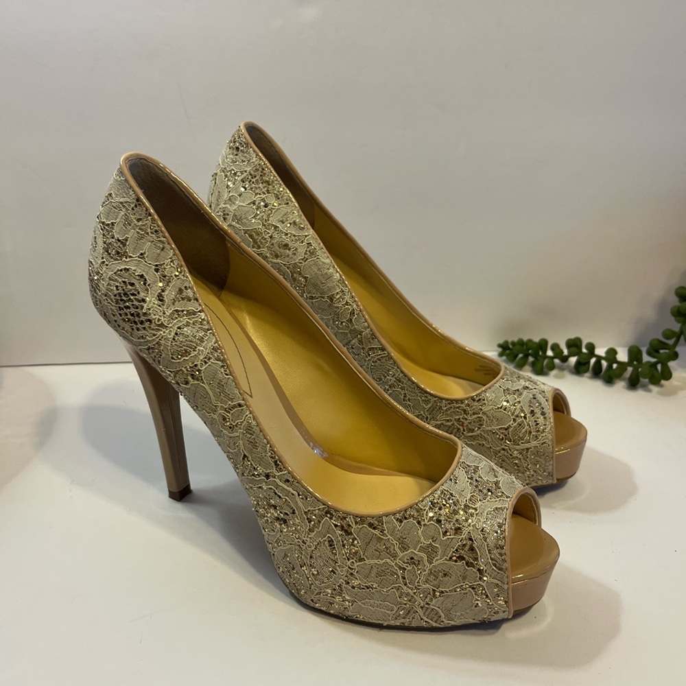 Guess Elegant Cream Lace Gold Sparkle Peep-Toe Heels size 8.5